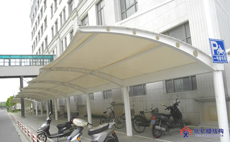 打破傳統(tǒng)停車棚造型