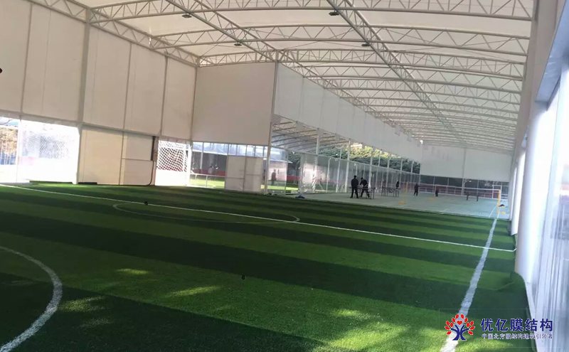 建造快速的钢膜结构球场棚