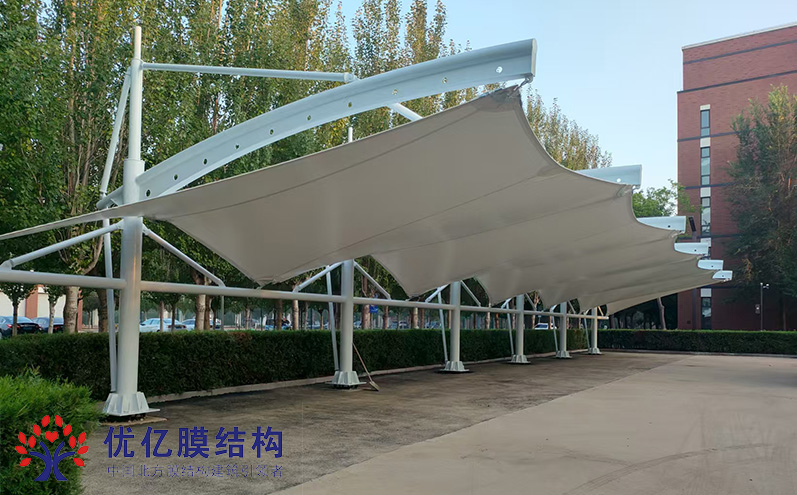 船帆一样的膜结构车棚和大学最配了