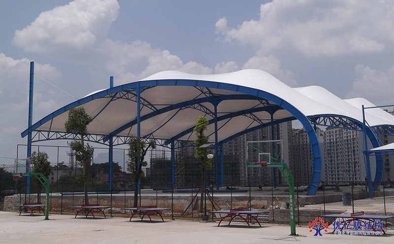 蓝白相间的球场棚