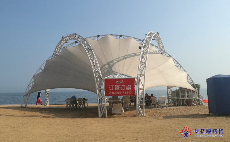 海滩边的遮阳棚都是什么样子的？