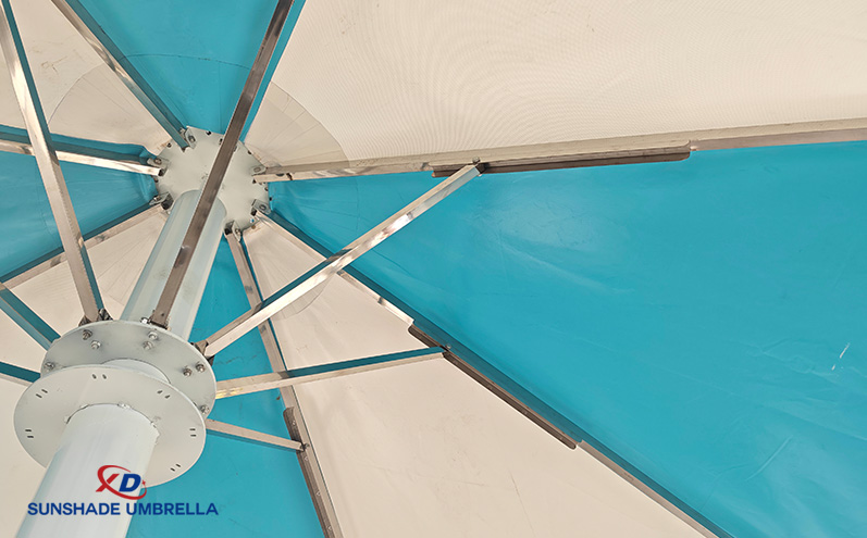 盛开在“黑色大海”里的遮阳伞